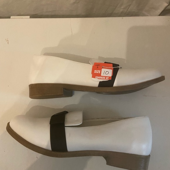 Journee Collection white shoes with black ribbon front size 10 NWT - Picture 5 of 7